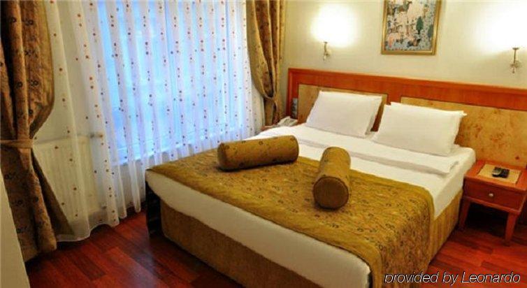 Hotel Santa Ottoman